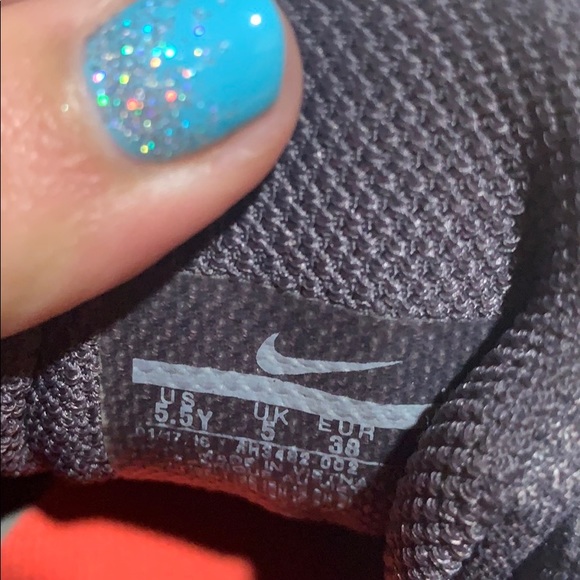 Tennis shoes - Picture 6 of 6